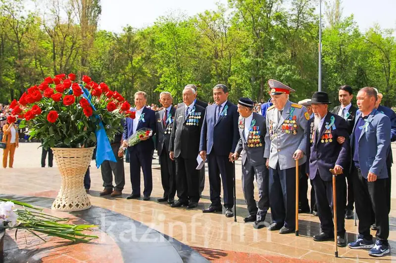 Сотни таразцев отдали дань памяти героям ВОВ