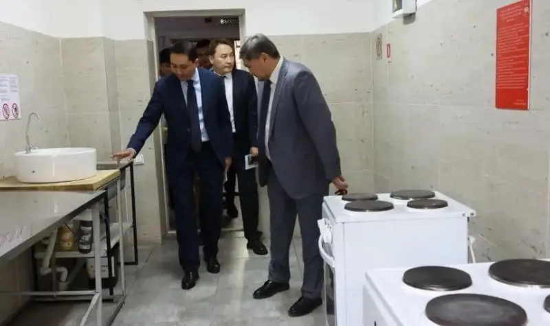 Не оставлять студентов с проблемой проживания один на один поручил Саясат Нурбек