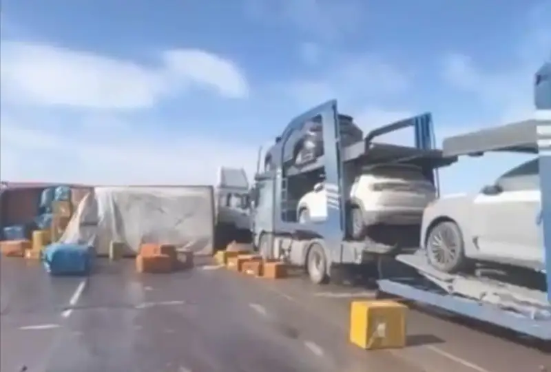 Алматы-Қорғас тасжолында жеңіл автокөлік тиеген жүк көліктері соқтығысты