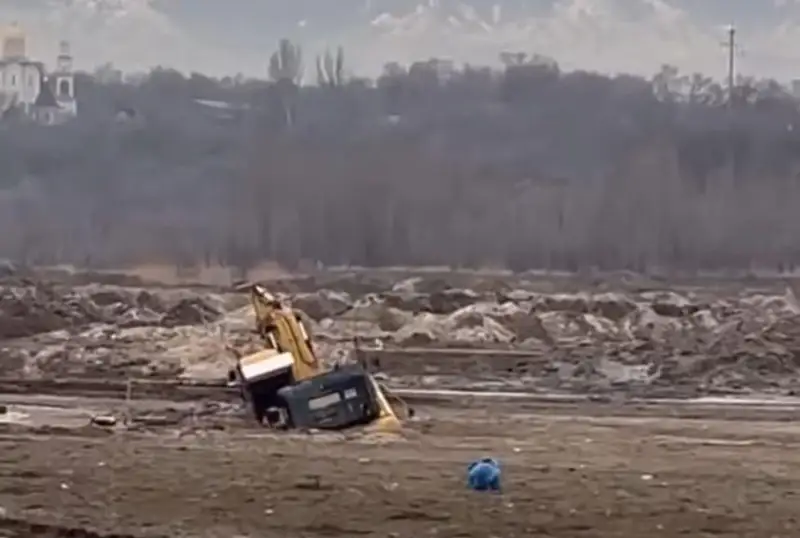 Экскаваторы застряли в болоте во время очистки дна озера Сайран в Алматы