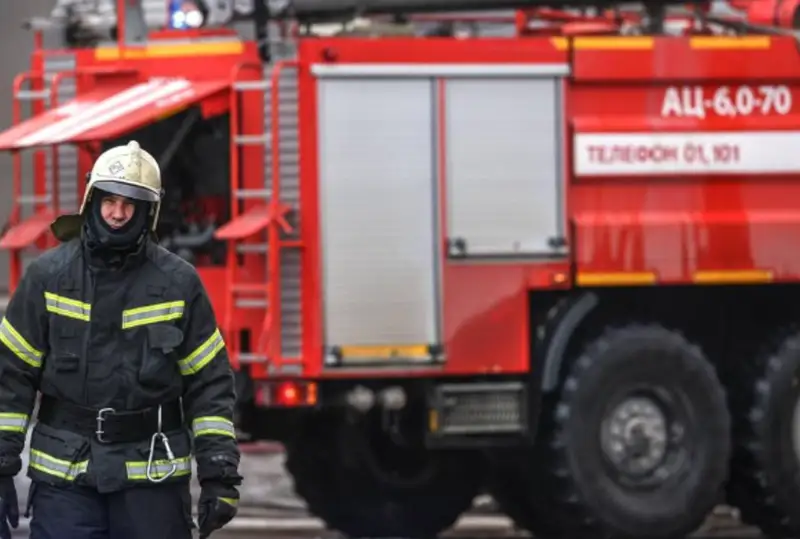 92 строения сгорело и погиб человек при пожаре в уральском поселке в России