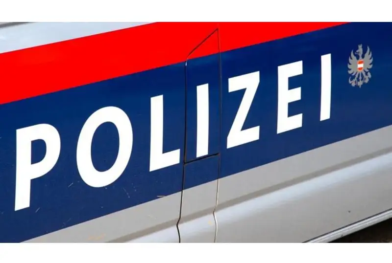 В Австрии мать заперла ребенка в собачьей клетке