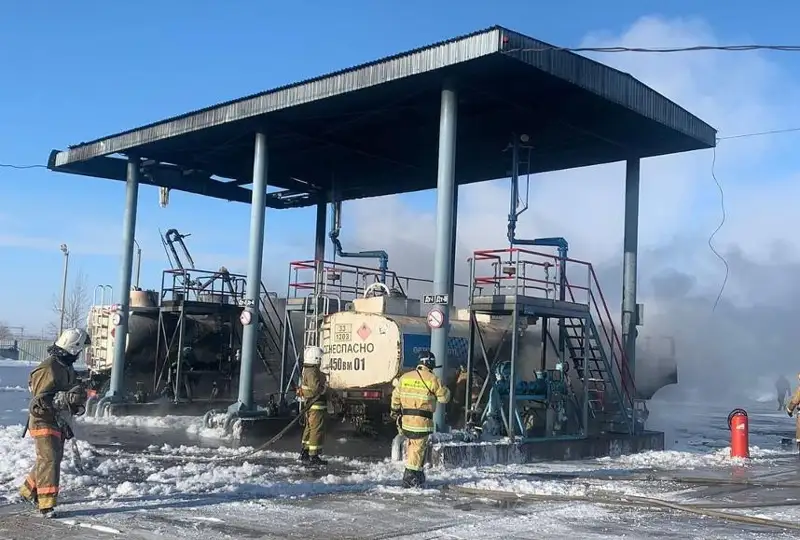 В Кокшетау загорелись два топливозаправщика: погиб оператор АЗС