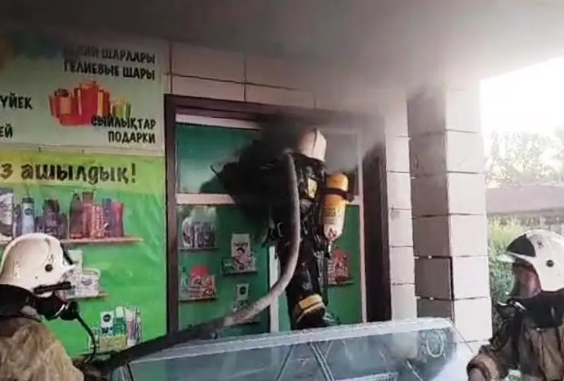 30 человек эвакуировали из горящего магазина в Усть-Каменогорске