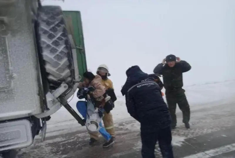 Около 500 человек вызволили из снежного плена в Казахстане за сутки