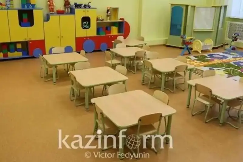 ShQO-daǵy balabaqshada bala terezeden qulap ketken: Tárbıeshi jumystan shyǵaryldy