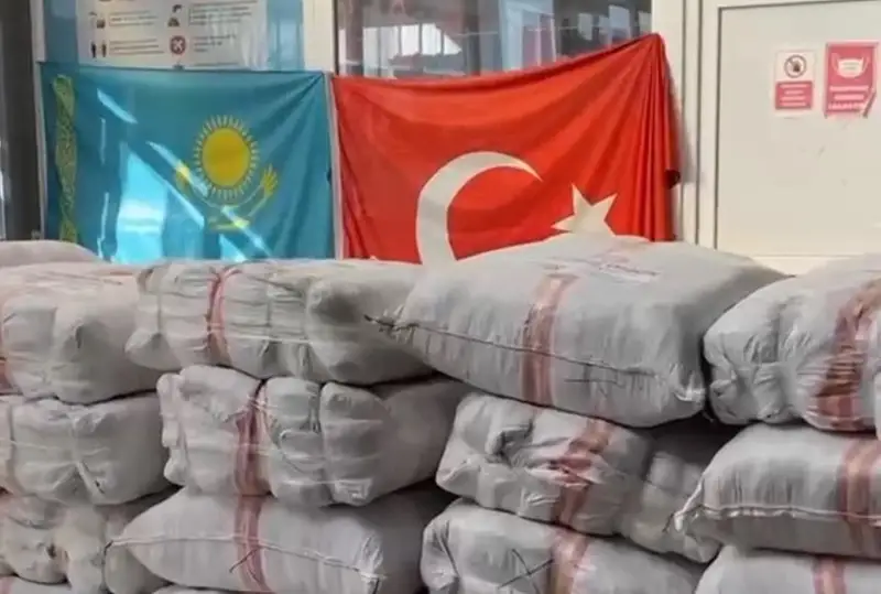 Ystanbuldaǵy qazaqtar jer silkinisinen zardap shekkenderge 160 myń dollar kómek jınady