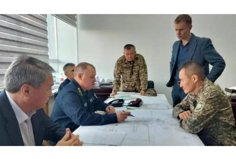 Төтенше жағдайлар министрі Сырым Шәріпханов «Қазақстан» шахтасында жұмыс кеңесін өткізді
