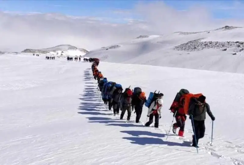 Туркия альпинистлари Эржиес чўққисига саёҳатларини зилзила қурбонлари хотирасига бағишлайди