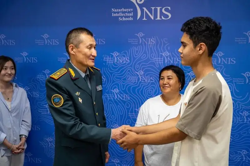 Школьника из Петропавловска наградили за спасение ребенка