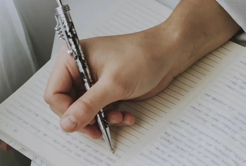 جەتىسايدا جاس كەلىننىڭ قولحات جازۋى كوپشىلىكتىڭ تاڭدانىسىن تۋدىردى