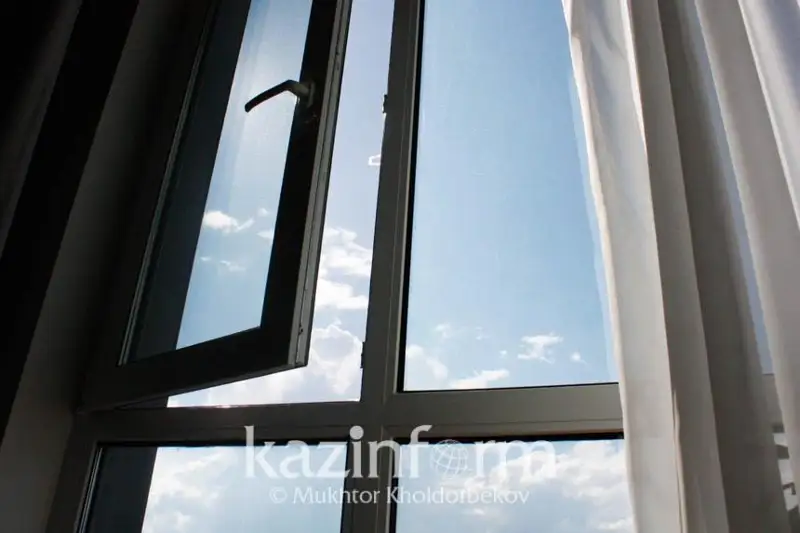 Шестилетний мальчик выпал из окна многоэтажки в Костанае