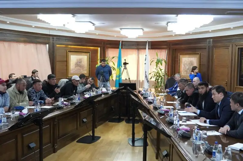 QMG tóraǵasynyń orynbasary Dáýletjan Hasanov: Talap kún saıyn ózgerip otyrsa, kelissóz júrgizý qıyn