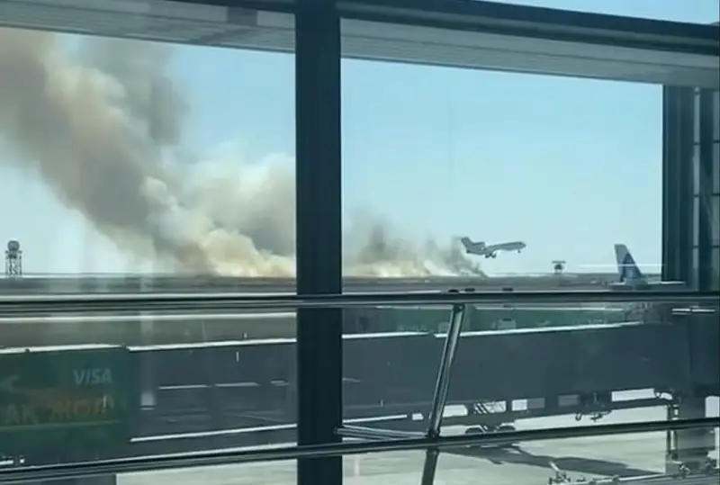 Astana áýejaıy mańynda qamys órtenip jatyr