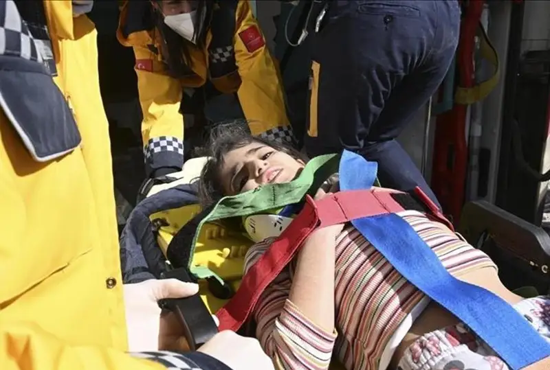 Туркиядаги зилзиладан саккиз кун ўтиб, 6 ва 12 ёшли болалар тирик топилди