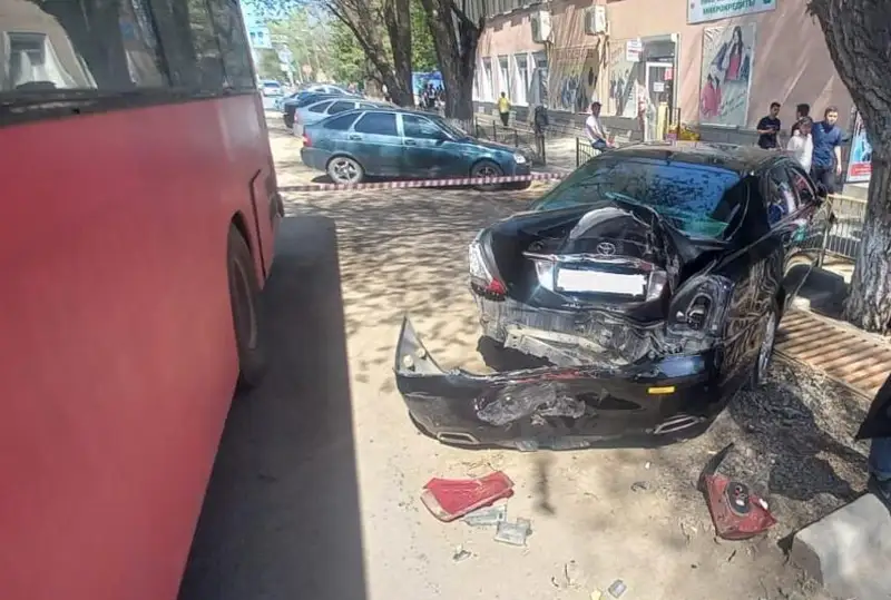 Автобус сбил насмерть женщину в Уральске