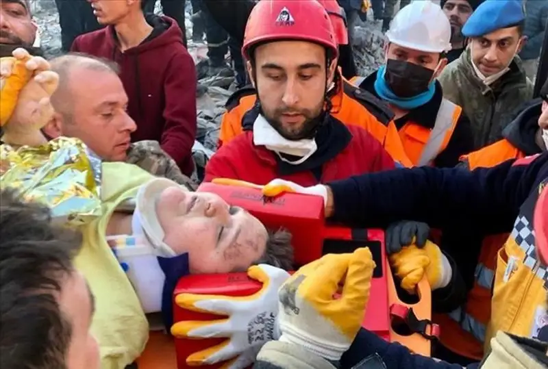 В Турции спустя 182 часа спасли из-под завалов 12-летнего мальчика