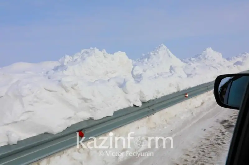 Дороги к 82 населенных пунктам в Костанайской области замело бураном