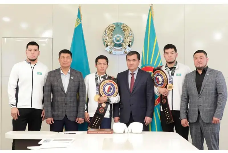 Чемпионам мира по боксу подарили квартиры в Астане
