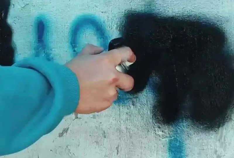 Граффити с рекламой наркотиков ликвидировали в Атырау