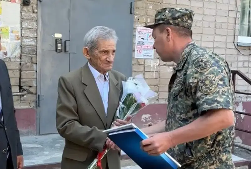 Военный оркестр играл для ветерана во дворе дома в Петропавловске