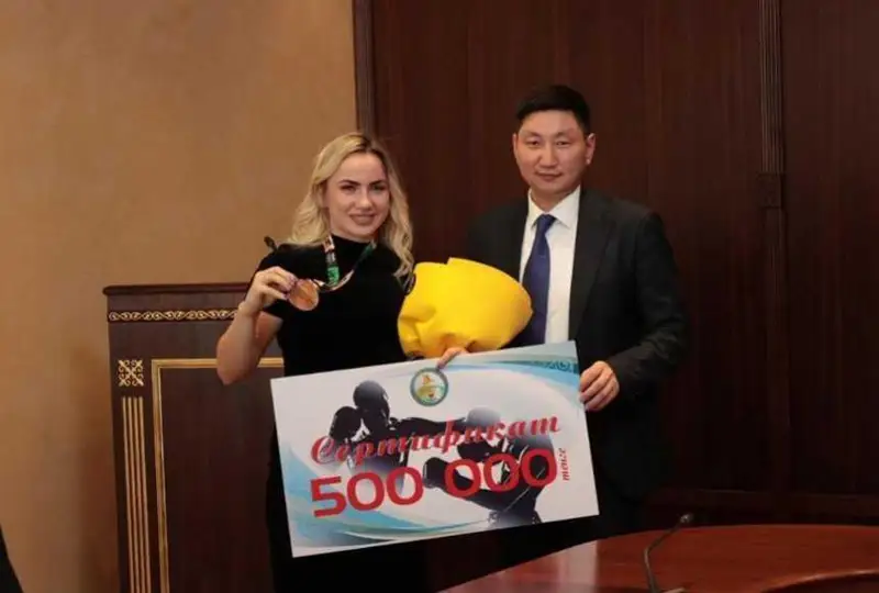 Бронза медали совриндорига ярим миллион тенгенинг сертификати топширилди