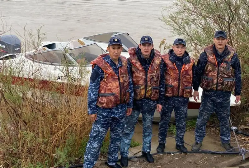 Спрыгнувшую с моста в реку Урал женщину спасли в Атырау