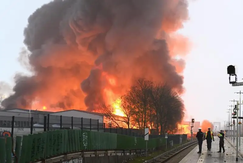 В Гамбурге объявили режим чрезвычайной опасности из-за пожара