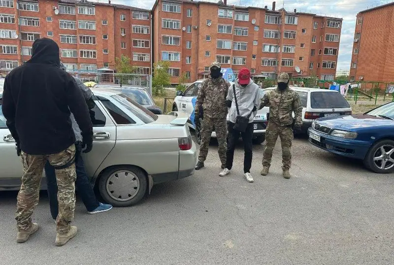 Kókshetaýda sıntetıkalyq esirtki jasyrǵan adam ustaldy