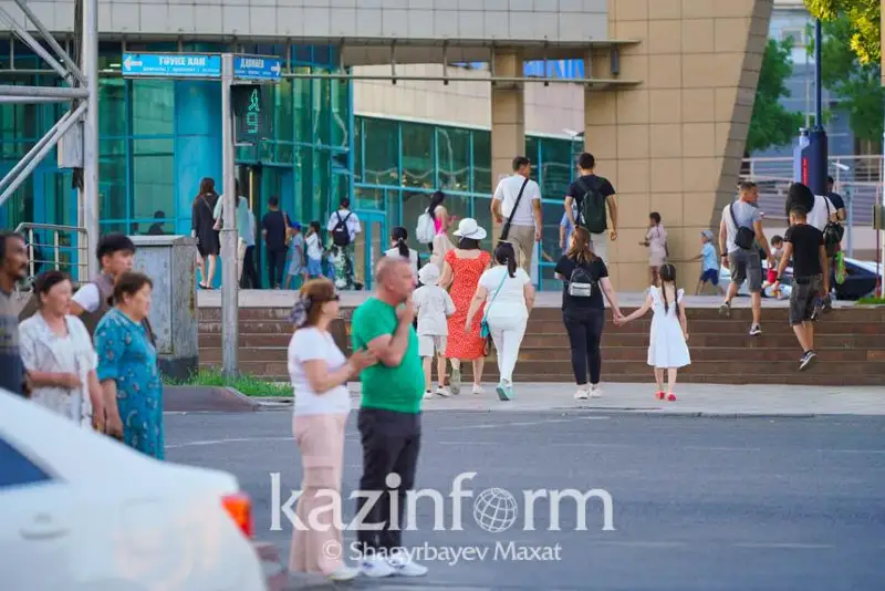 Qazaqstanda er adamdarǵa qaraǵanda áıelder óz ómirine onsha rıza emes - saýalnama