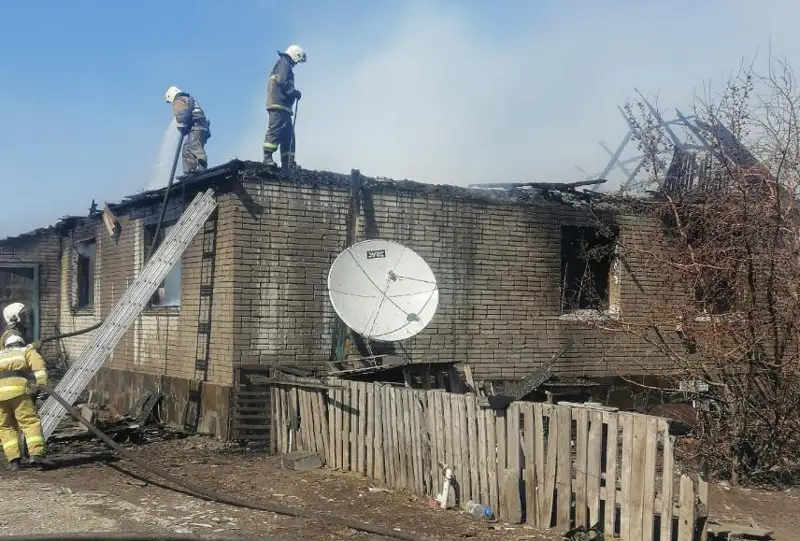 Несколько домов и хозпостроек горят в пригороде Костаная