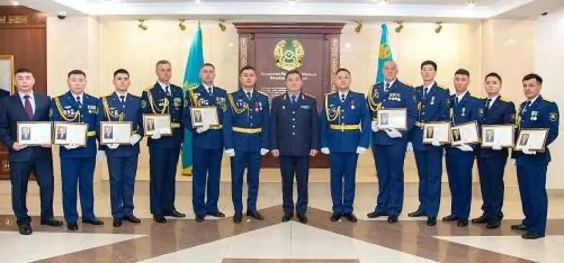 Туркия ва Сурияга гуманитар юк етказган қозоғистонлик учувчилар тақдирланди