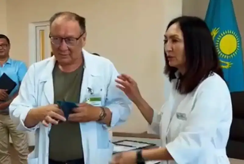 Герои в белых халатах: столичные врачи получили награды