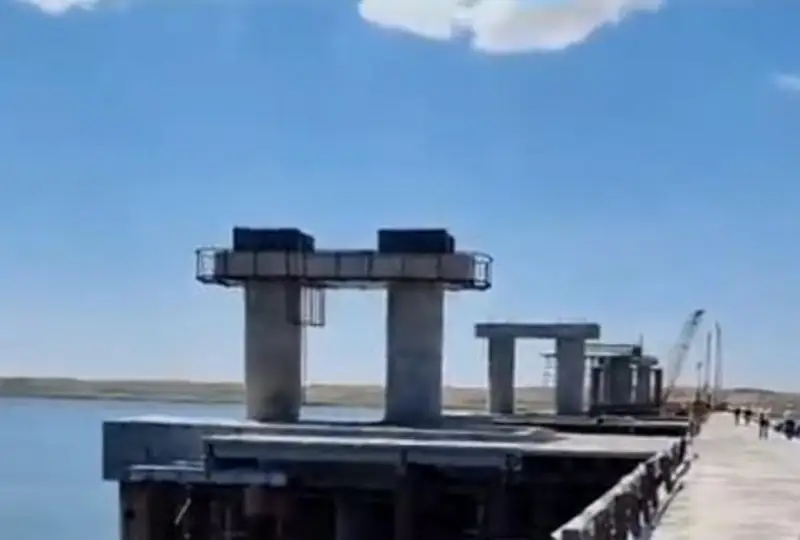 Buqtyrmada kópir salyp jatqan kompanııa qurylysty óz qarajatyna júrgizýge májbúr