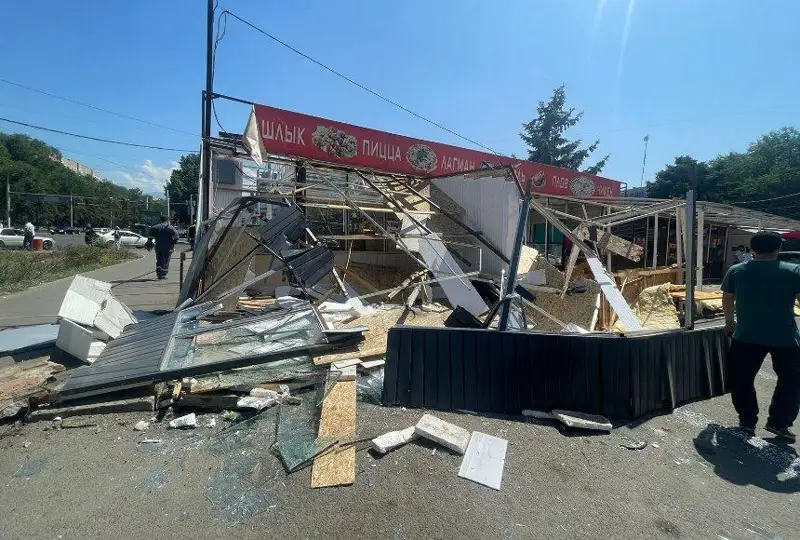 Алматыда дүңгіршектері бар жазғы дәмхана бұзылып жатыр