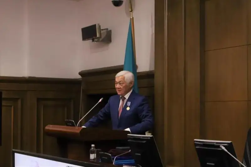 Бердыбека Сапарбаева наградили медалью «Еңбек ардагері»