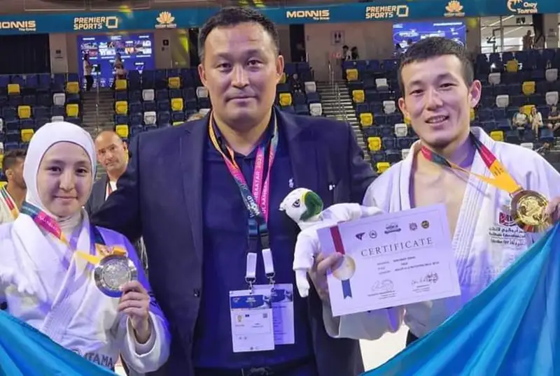 جەڭىس نۇرلىبايەۆ دجيۋ- دجيتسۋدان الەمنىڭ ەكى دۇركىن چەمپيونى اتاندى