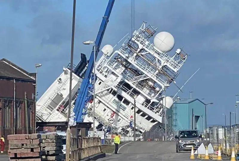 На верфи в Эдинбурге завалилось на бок крупное судно: десятки пострадавших