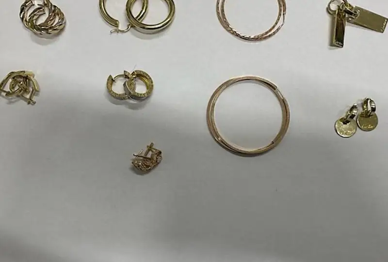 Золотыми украшениями на 3,3 млн сомов завладела мошенница в Бишкеке, пообещав продать их в Казахстане