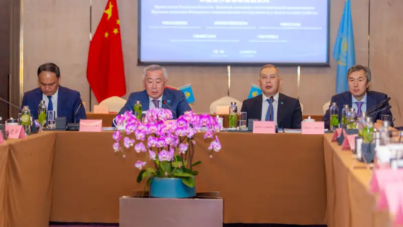 哈萨克斯坦副总理兼贸易部长同中国商界代表举行圆桌会议