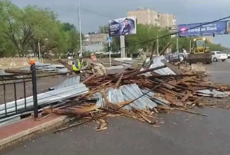 В Караганде устраняют последствия урагана