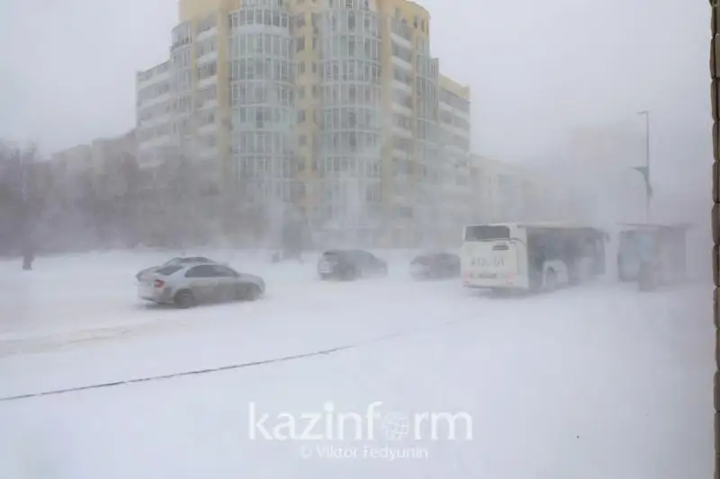 Штормовое предупреждение объявили в 13 регионах Казахстана и Астане