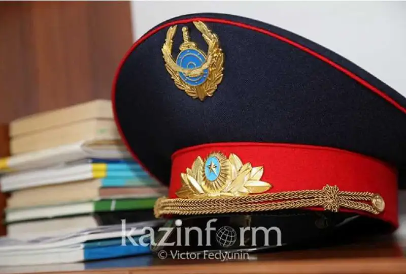 Предотвративших суицид полицейских Алматы наградили в прокуратуре