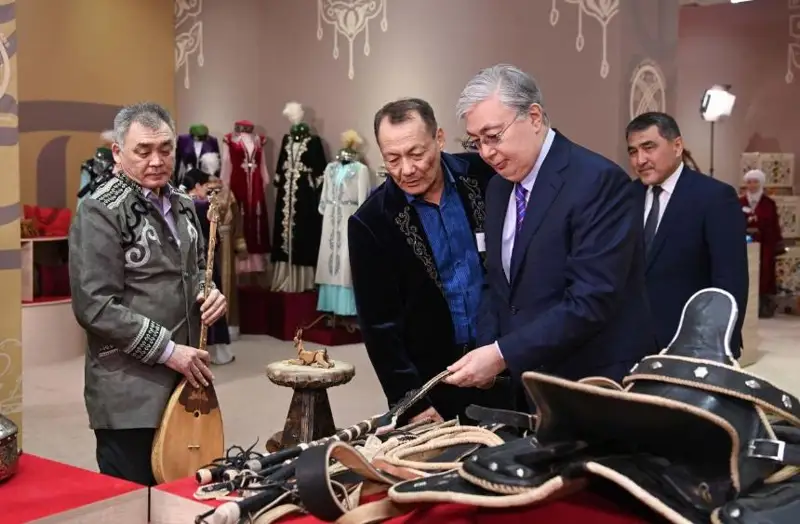 Қасым-Жомарт Тоқаев қолөнершілер көрмесінде қамшы сатып алды