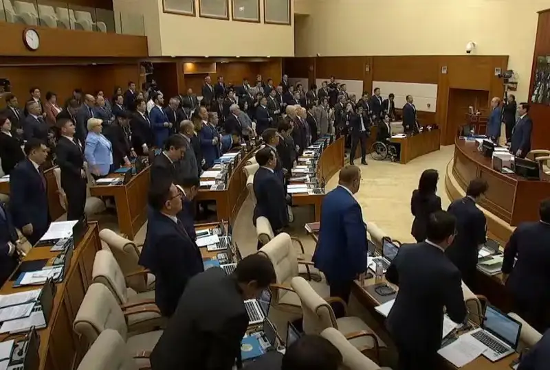 ءماجىلىس وتىرىسى قازا بولعان ورمانشىلاردى ۇنسىزدىكپەن ەسكە الۋدان باستالدى