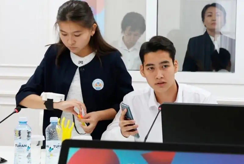 Қозоғистонлик ўқувчилар инсульт ва юрак хуружидан сақлайдиган соат ясашди