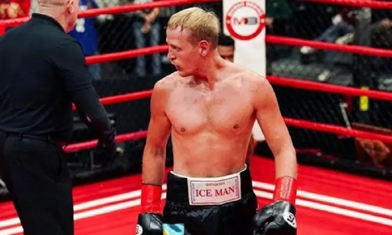 Казахстанский боксер одержал победу нокаутом в бою за титул WBA в Доминикане
