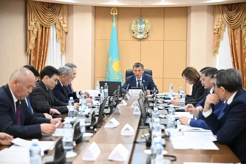 Ғылым саласында маман жетіспейді және жалақы да төмен: мәселе Сенатта талқыланды