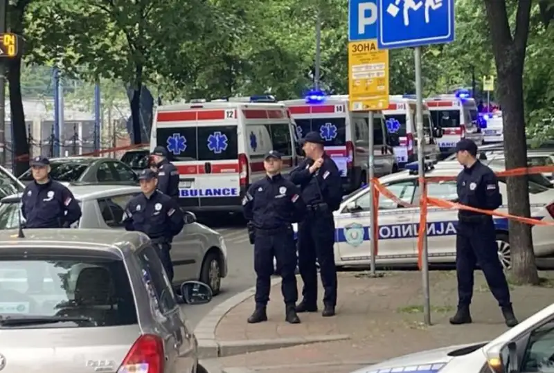 Подросток застрелил девять человек в школе в центре Белграда
