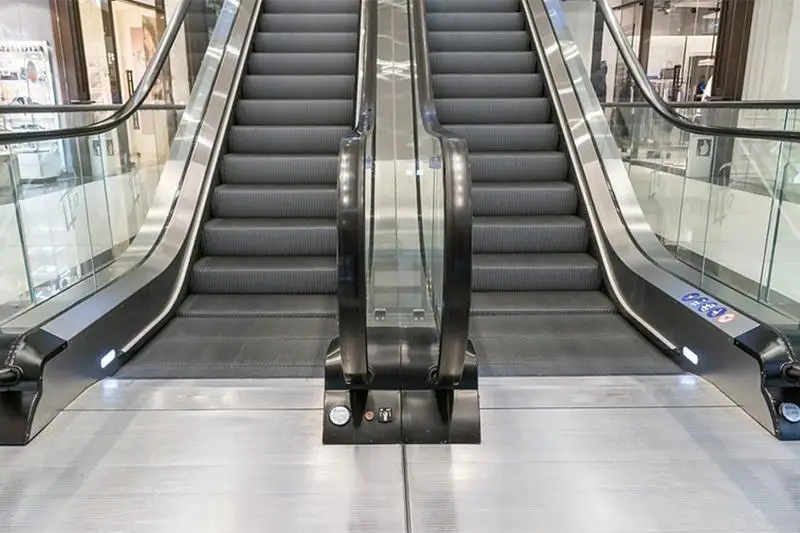 Три человека получили травмы при резком спуске эскалатора в одном из столичных ТРЦ